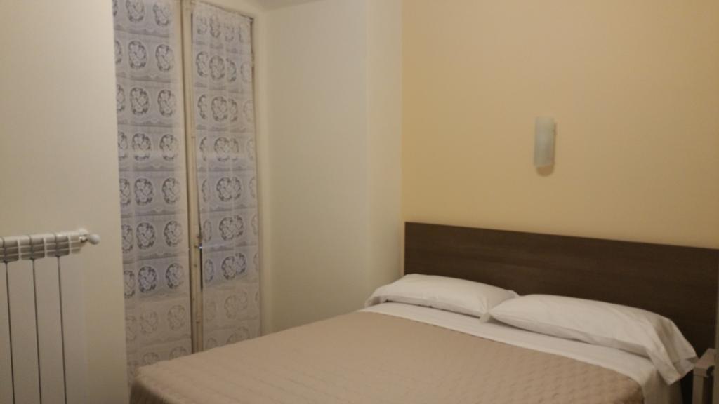 Hotel Tommaseo Genova Szoba fotó